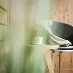 Mo's